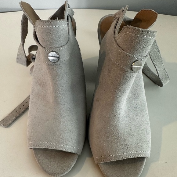 Joe's‎ Jeans Cream Peep-Toe Heels - Picture 3 of 6